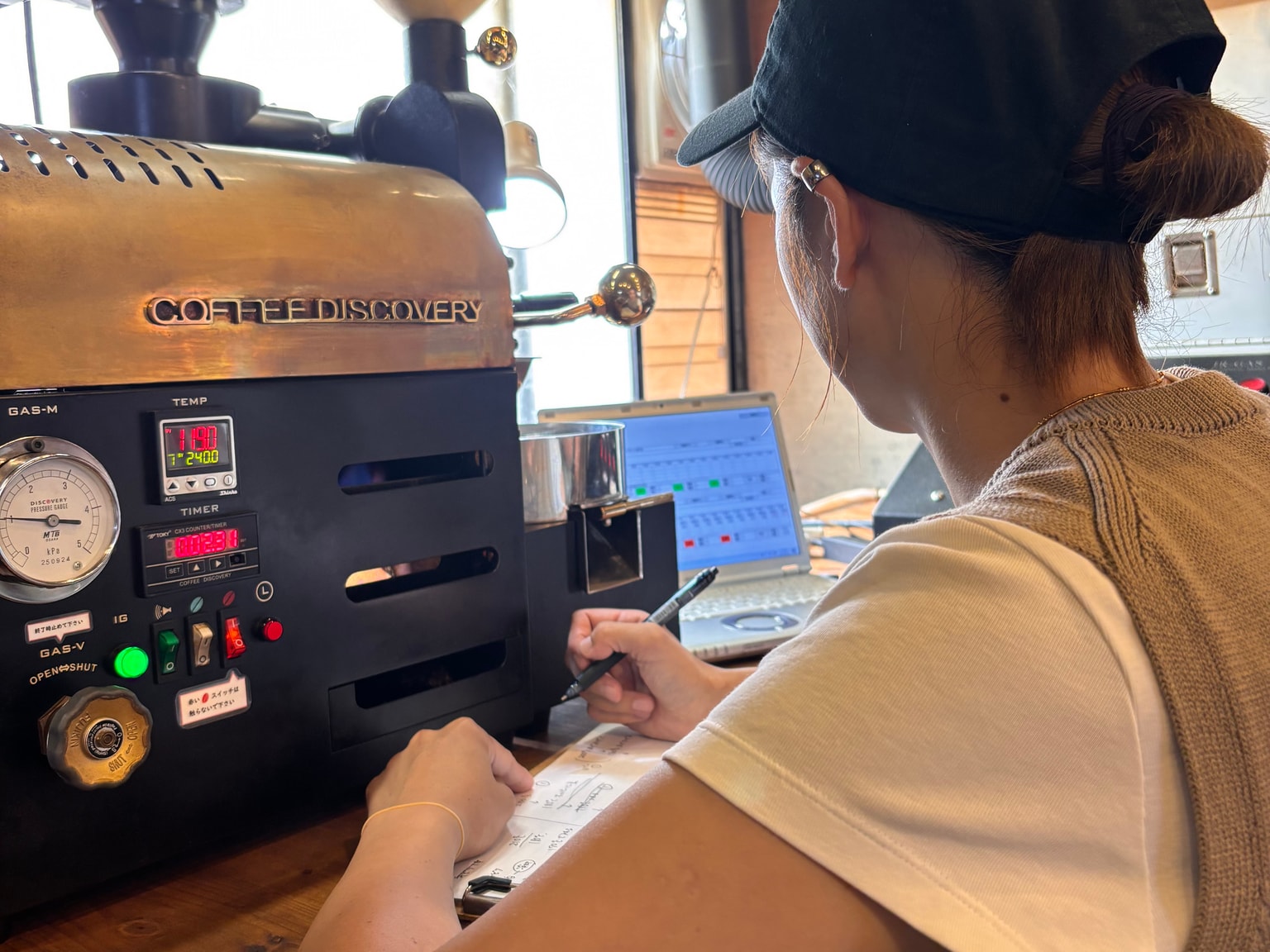 焙煎機に向き合いコーヒーを仕上げる様子